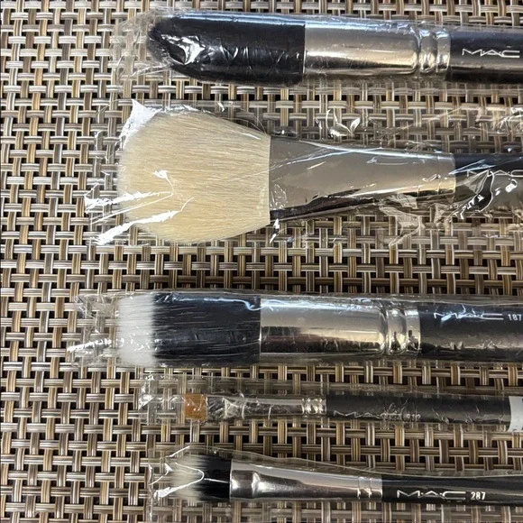 MAC COSMETICS NATURAL HAIR BRUSHES RARE ORIGINAL LOT OF 10 NEW - Picture 2 of 3